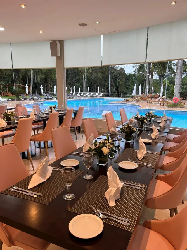 Restaurant Lembu Grill & Pool Bar, onde é servido o jantar com parrilla, com vista para a piscina