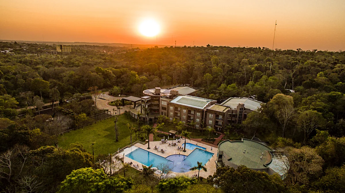 Vista aérea do Falls Iguazú ao pôr do sol, com a piscina e a selva missioneira ao redor