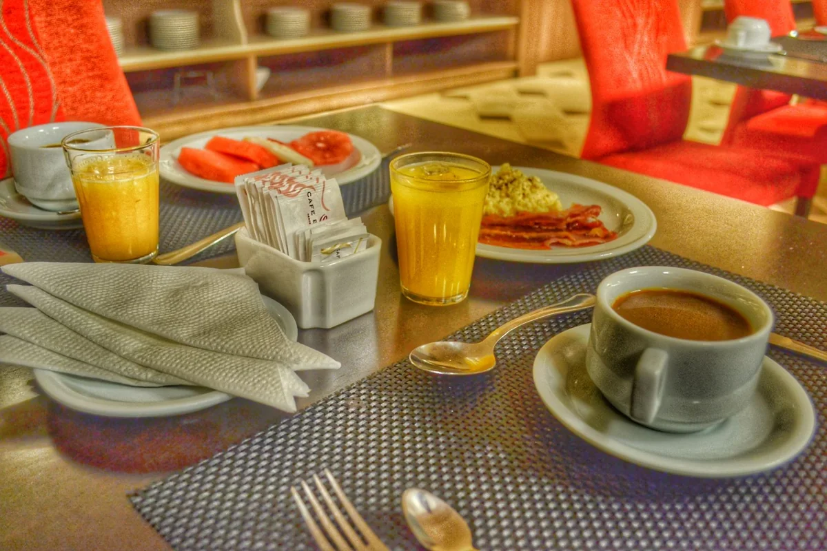 Mesa do café da manhã servida no Restaurant Karumbe