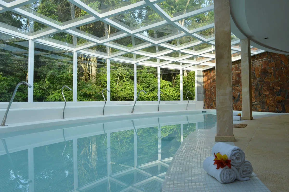 Circuito de águas do Spa Guavirá, com piscina aquecida e vista para a mata