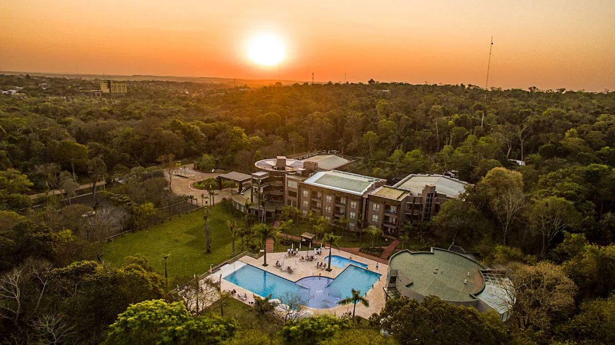 Pôr do sol sobre a selva visto do Falls Iguazú