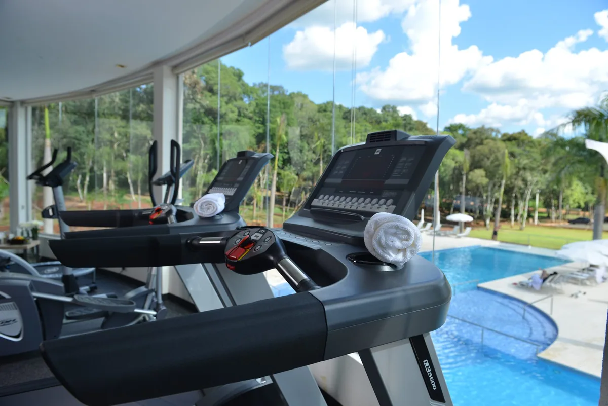Academia do hotel com vista para a piscina