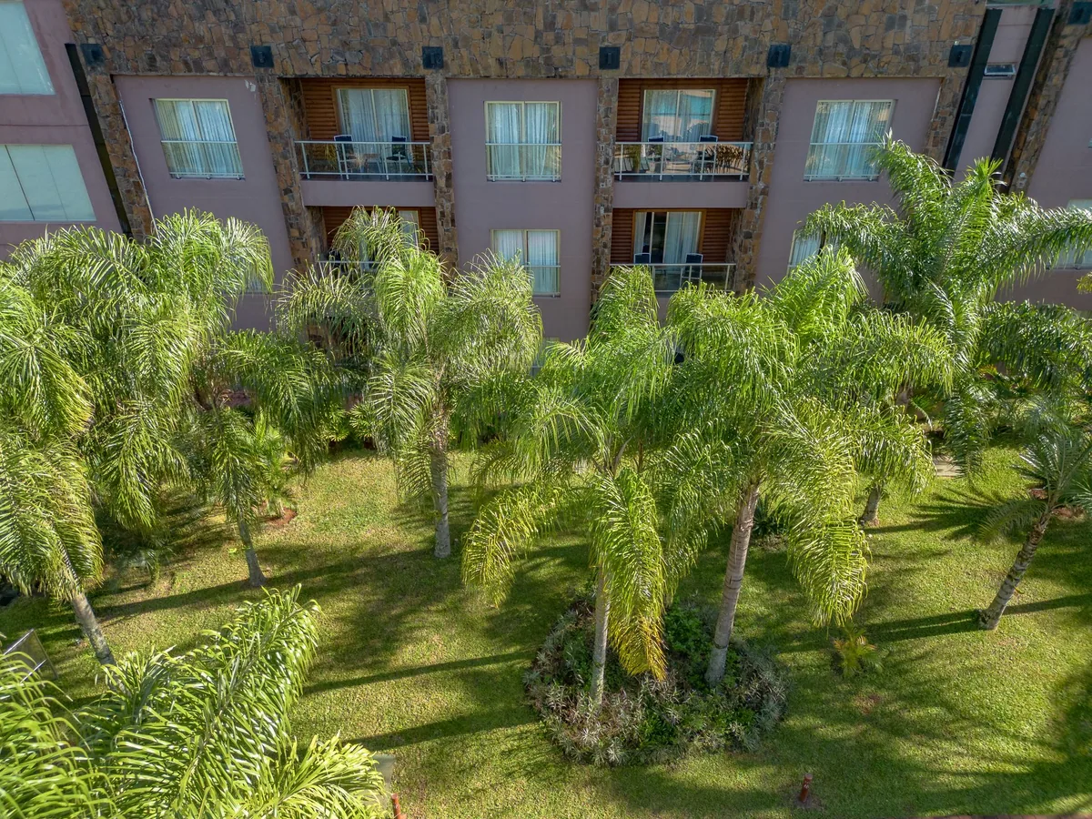 Jardins do hotel em seis hectares de mata